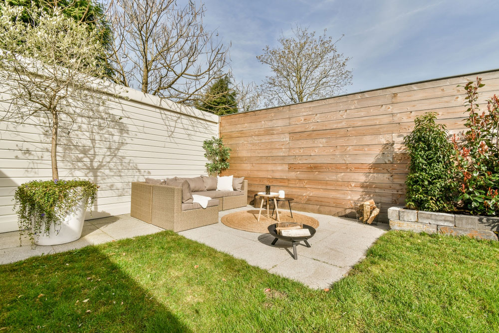 Vinyl vs. Wood Fence in Rochester NY: Which Is Better for Upstate New York?